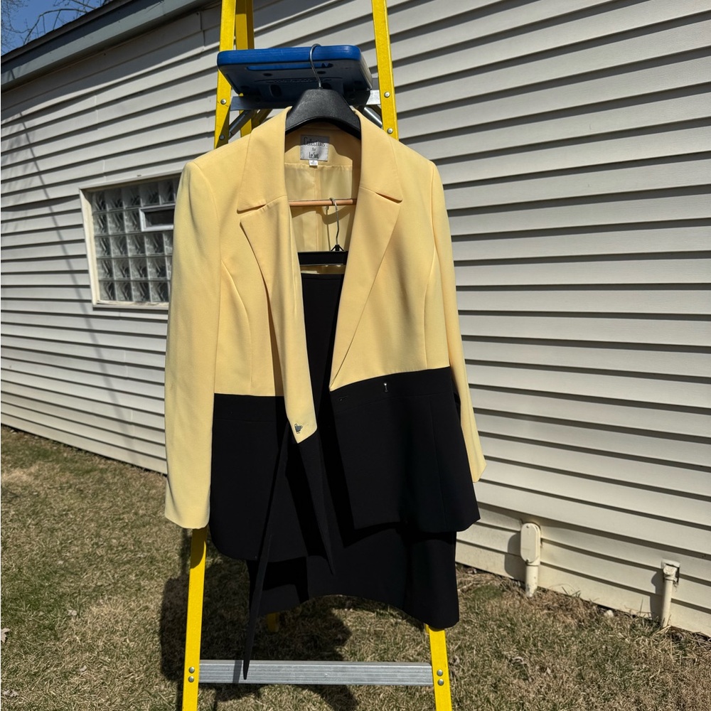 Elegant Two-Tone Women's Blazer
